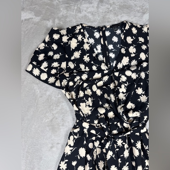 Ann Taylor Factory Black Cream Floral A line Short Sleeve Surplice Dress Size 2 - Picture 2 of 16
